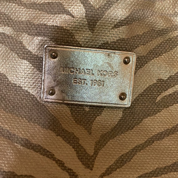 Michael Kors large shoulder bag nice print and color gold and tan - Picture 2 of 7